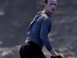 Марк Цукерберг переборщил с кремом от загара и стал новым мемом: смешные фото