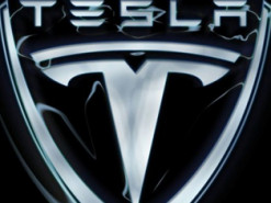 Tesla только сейчас начала использовать камеру в салоне для слежения за состоянием водителя