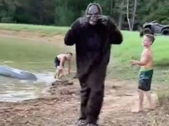 Американец притворился снежным человеком и сильно перепугал детей