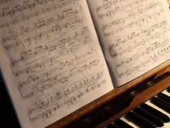 Новый ИИ учит пользователей играть на фортепиано