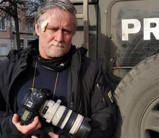 "У мене стріляли 4 рази". Швейцарський фотожурналіст розповів, як на нього напали солдати РФ