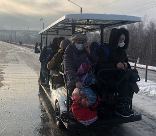 Электрокары вернулись на КПВВ "Станица Луганская" после непогоды — как работают (ФОТО)