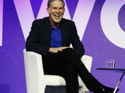 Глава Netflix стал зарабатывать на 48% больше