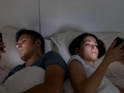 Чем опасна привычка засыпать с телефоном в руках?