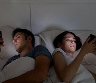 Чем опасна привычка засыпать с телефоном в руках?