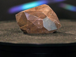 На аукціоні продали чорний діамант із космосу за криптовалюту