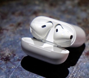 Amazon разрабатывает беспроводные наушники с голосовым ассистентом