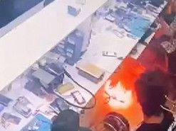 В Турции мобильный телефон взорвался в руках мастера