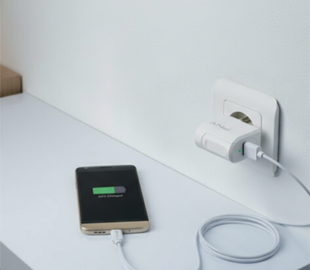 Зарядка для смартфона гріється: коли це норма, а коли небезпека