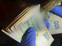 Пьяный водитель Tesla совал купюры в карманы патрульных