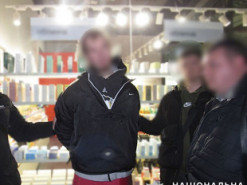 Повідомлено про підозру молодику, який намагався пограбувати столичний магазин техніки