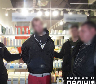 Повідомлено про підозру молодику, який намагався пограбувати столичний магазин техніки