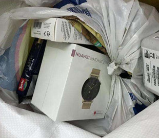 Смартгодинники, навушники та мобільні: на Буковині виявили партію прихованих девайсів