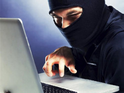 Полиция устанавливает личность мужчины, который через интернет развращал несовершеннолетних девочек