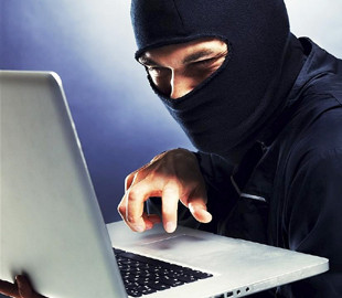 Полиция устанавливает личность мужчины, который через интернет развращал несовершеннолетних девочек