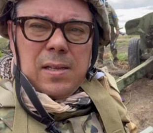 Навіть не знаю як це коментувати – Березовець показав пікантну книгу, знайдену на позиції окупантів