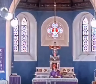 Священник случайно включил рэп во время службы