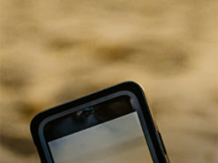 Сонце, пісок і море: що робити, аби смартфон не зламався у відпустці