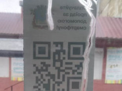 В Николаеве коммунальщики наклеили QR-код для оплаты проезда снаружи вагона трамвая