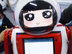 В Китае выпустили на улицы робота для борьбы с коронавирусом