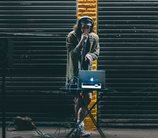 Робота научили читать рэп