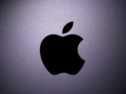 Ютубер, на якого Apple подала у суд за витоки, показав ранній дизайн складного iPhone