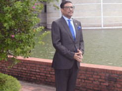 Министр выложил в Facebook альбом из 10 тысяч однообразных фото и стал звездой сети