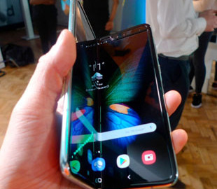 Смартфоны с гибким экраном Galaxy Fold распродали за один день