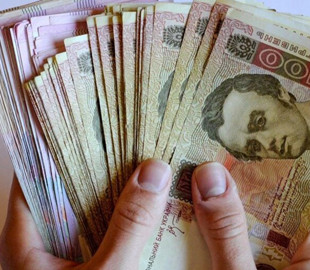 20-річна Чернігівка видурила 200 тисяч гривень у пенсіонерів