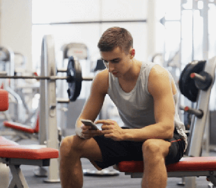 Почему лучше оставлять телефон в раздевалке при занятиях спортом