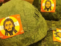 Російські окупанти чіпляють на свою форму ікони Ісуса Христа