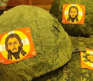 Російські окупанти чіпляють на свою форму ікони Ісуса Христа