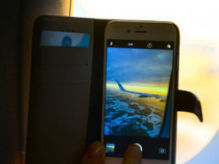 Эксперт объяснил, зачем нужно отключать телефон в самолете