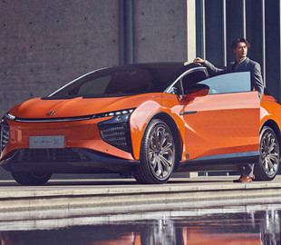 У Tesla Model X появился уникальный семидверный конкурент