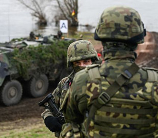 Європа розглядає активні дії у відповідь на гібридні атаки Росії, - Politico