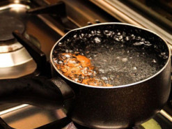 Які яйця потрібно варити на пару хвилин довше