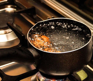 Які яйця потрібно варити на пару хвилин довше