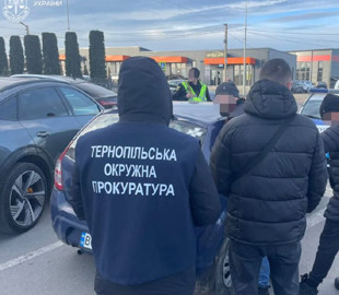 Правоохоронці викрили чоловіка, який за 5,5 тисячі доларів обіцяв «зняти з розшуку» в системі «Оберіг»