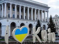 Новый "герб столицы" и троллинг Москвы: сеть заполнили мемы ко дню Киева