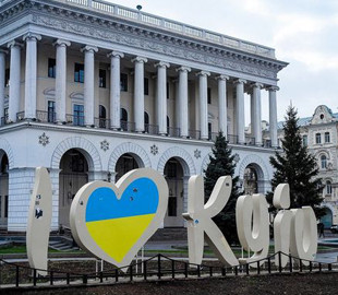 Новый "герб столицы" и троллинг Москвы: сеть заполнили мемы ко дню Киева