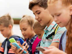 У дітей, які без міри «сидять» у смартфоні, можуть погіршитися зір і слух: як знизити шкідливий вплив гаджетів