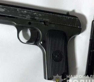 У Кременчуці двоє юнаків відібрали у чоловіка телефон: погрожували пістолетом