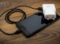 Эксперты назвали основные ошибки при зарядке смартфона