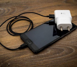 Эксперты назвали основные ошибки при зарядке смартфона