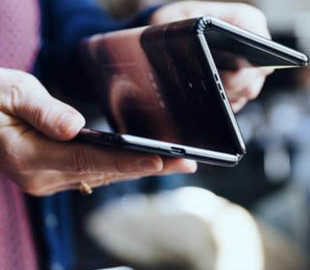 TCL показала смартфон, сгибающийся в двух местах