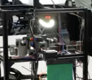 Світовий рекорд побито через 10 років: робот із блискавичною швидкістю зібрав кубик Рубіка