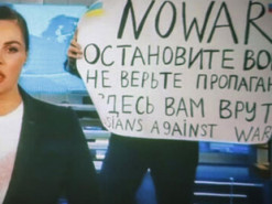 Против сотрудницы российского "Первого канала", которая показала антивоенный плакат в эфире, завели дело