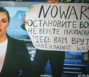 Против сотрудницы российского "Первого канала", которая показала антивоенный плакат в эфире, завели дело