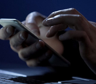 У Пакистані усім невакцинованим громадянам заблокують телефони