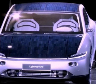 Голландская компания улучшила Tesla, установив на нее солнечные панели